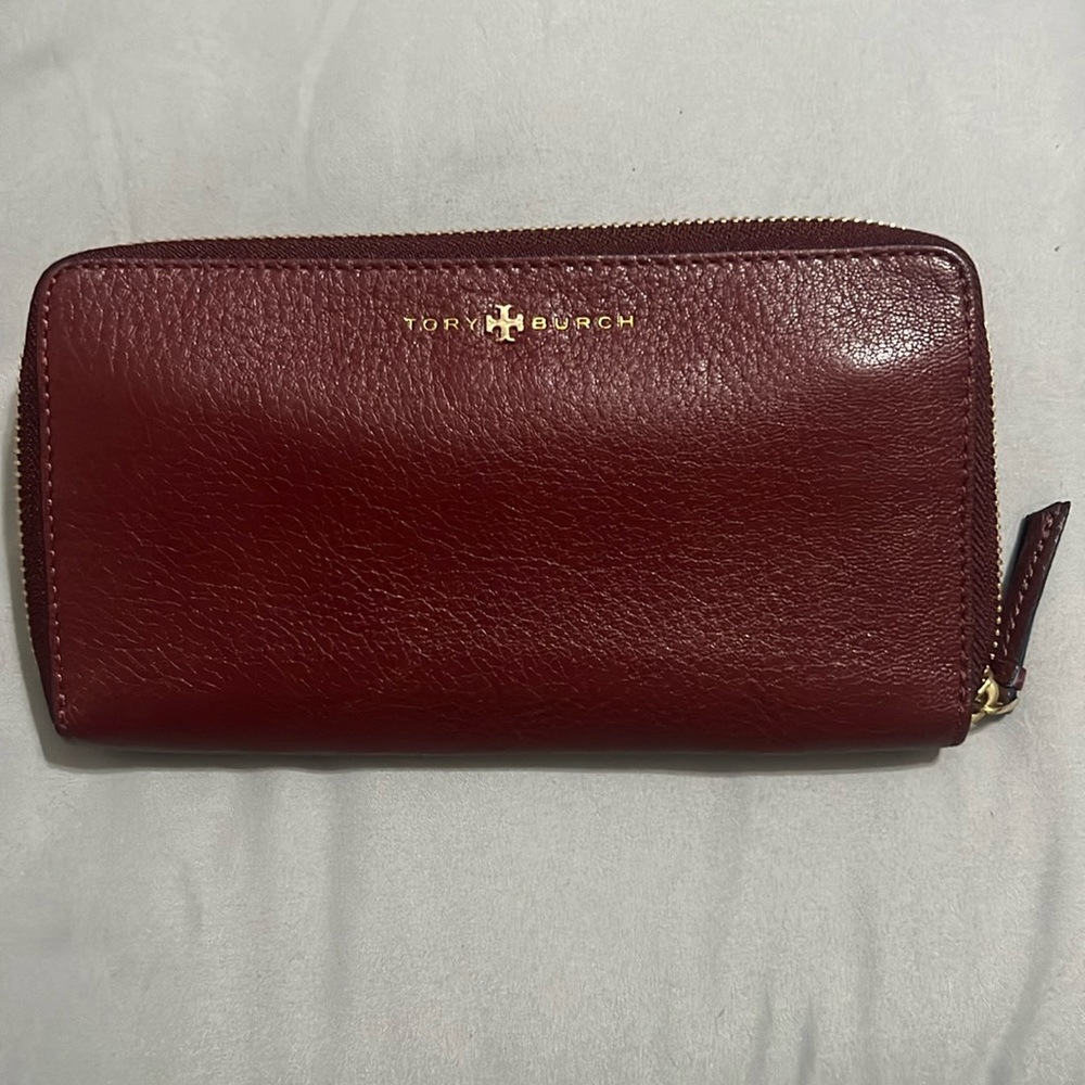 NWOT TORY BURCH CONTINENTAL WALLET IN BURGUNDY